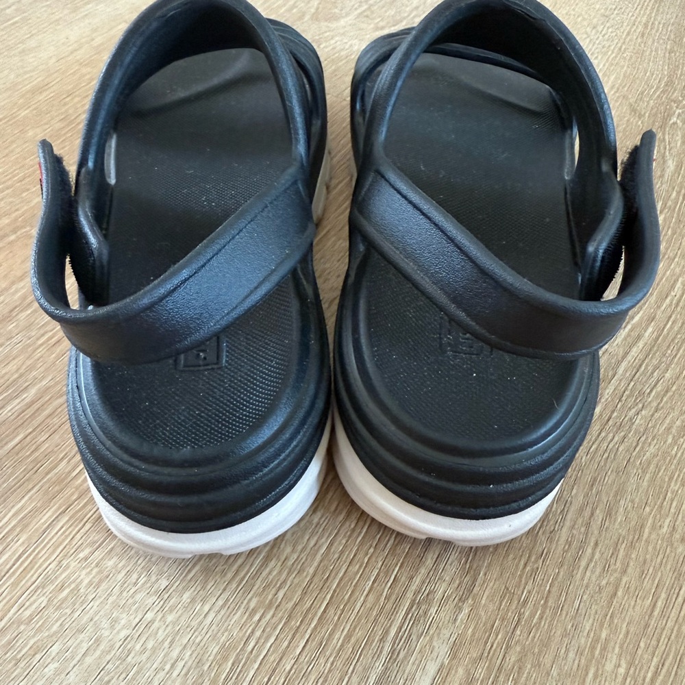 HUNTER | black bloom slimgback sandals - Picture 7 of 11